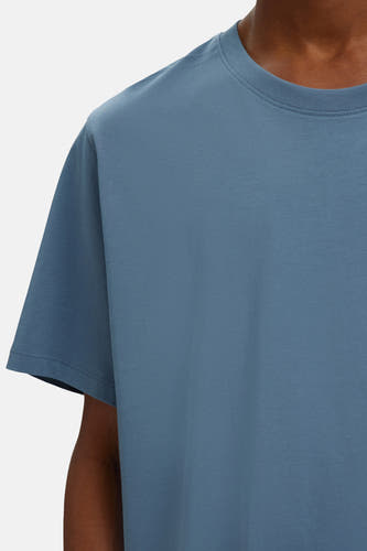 T-shirt bleu à manches courtes de SELECTED, couleur unie avec épaules et ligne de cou visibles.