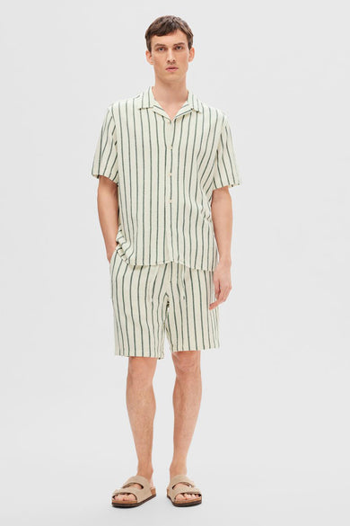 Groen gestreept overhemd met korte mouwen van SELECTED, met open kraag en bijpassende shorts.
