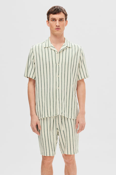 Chemise à rayures vertes avec manches courtes de SELECTED, avec un motif texturé et une fermeture à boutons.