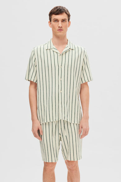 Chemise à rayures vertes avec manches courtes de SELECTED, avec un motif texturé et une fermeture à boutons.