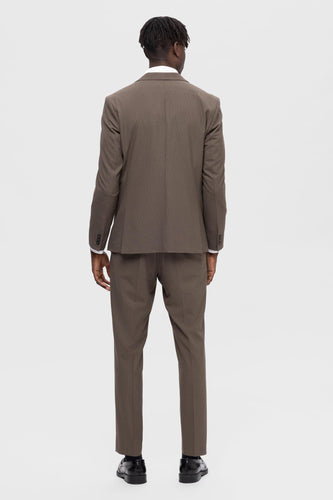 Achterkant van een man in een bruin pak.