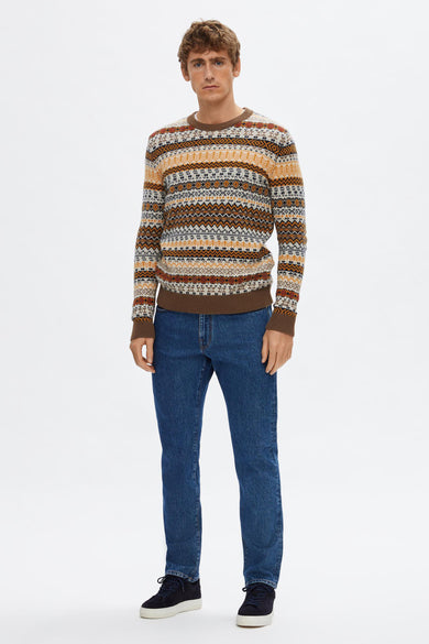 Sweat-shirt marron avec col rond de SELECTED, doté d'un motif géométrique frappant, porté avec des jeans et des baskets en cuir.