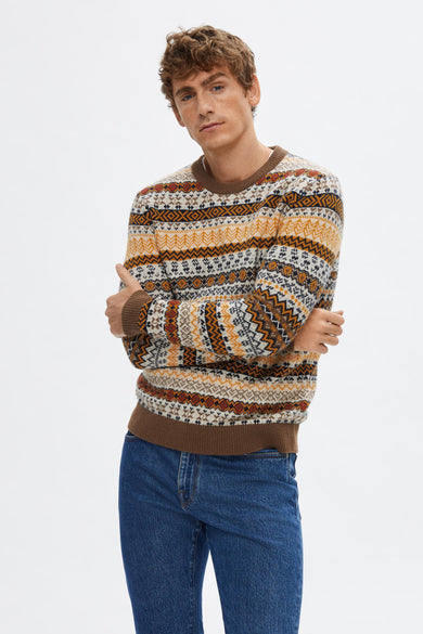 Pull marron avec col rond de SELECTED, en côtes anglaises et associé à des jeans.