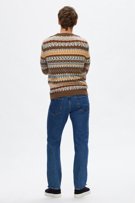 Pull marron avec col rond de SELECTED, avec un motif fair isle en tons terreux, associé à des jeans bleus et des chaussures foncées.