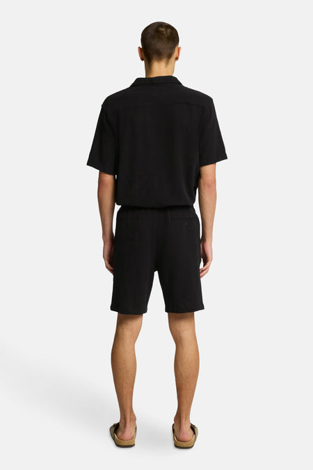 Short noir de SELECTED, vu de l lrièrerière combiné avec un un un chem et et et sandaux.