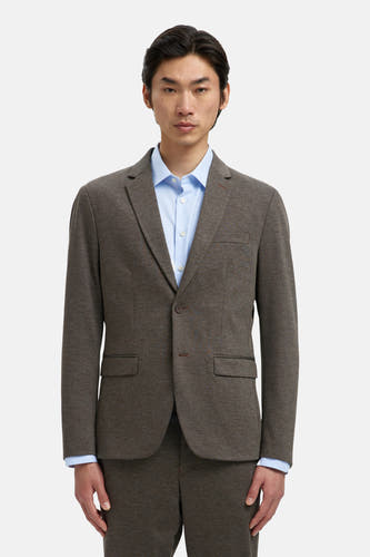 Blazer marron de SELECTED, avec une fermeture à un seul bouton et des poches brodées, porté sur une chemise bleu clair.