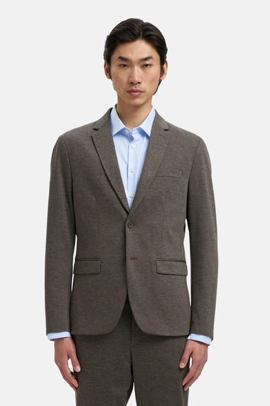 Blazer marron de SELECTED, avec une fermeture à un seul bouton et des poches brodées, porté sur une chemise bleu clair.