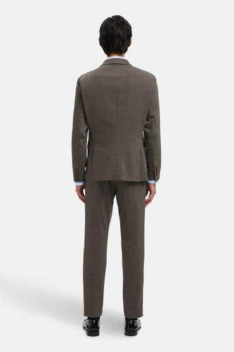 Blazer marron de SELECTED, vu de depuis l'arrière, avec une subtile texture et un pantalon coordonné.