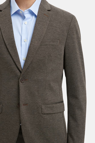Blazer marron de SELECTED, avec fermeture à boutons et poches passepoilées, porté avec un chemisier bleu clair.