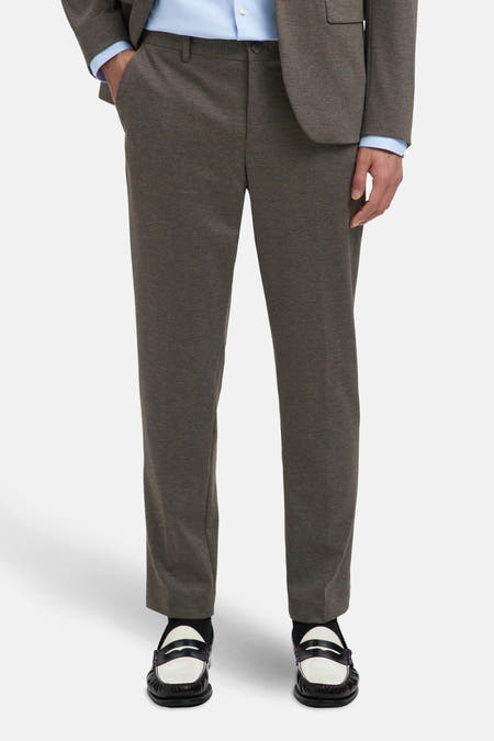 Pantalon de costume brun de SELECTED, porté avec une chemise bleue et des chaussures noires et blanches.