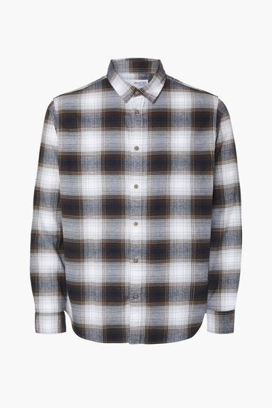 Chemise brune à longues manches de SELECTED, avec un motif à carreaux en blanc, gris et brun.