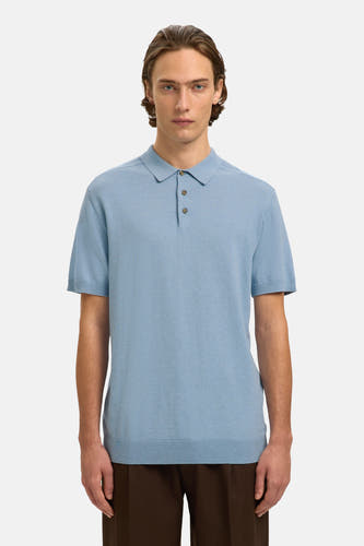 Polo bleu à manches courtes de SELECTED, combinée avec un pantalon marron et des mocassins en cuir.