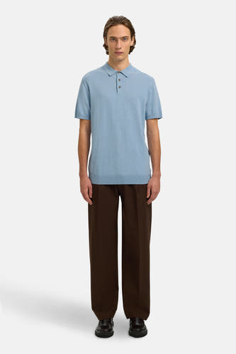 Blauwe polo met korte mouwen van SELECTED, gecombineerd met bruine pantalon en leren loafers.