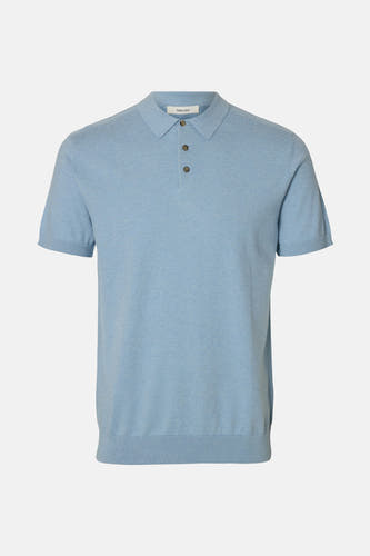 Polo bleu à manches courtes de SELECTED, avec boutons marron et une texture fine en maille.