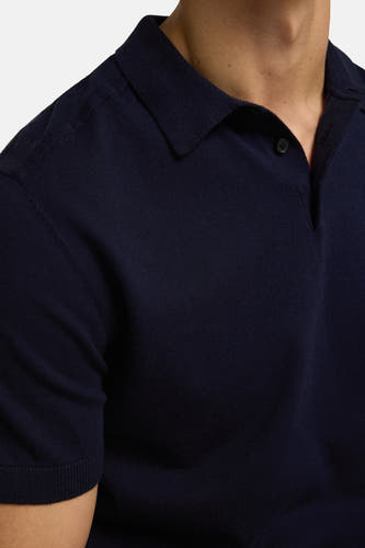 T-shirt bleu à manches courtes de SELECTED, texture lisse avec une seule boutonnière.