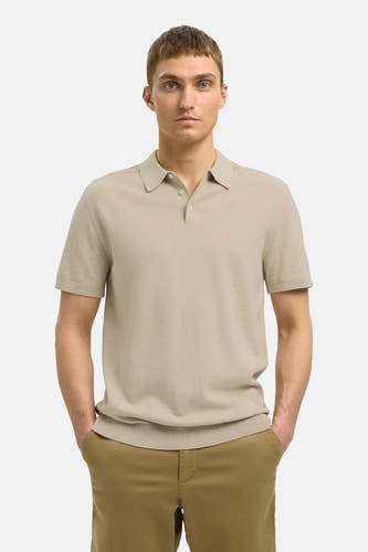Polo beige à manches courtes de SELECTED, vu de dos, associé à des shorts khaki, des chaussettes blanches et des loafers marrons.