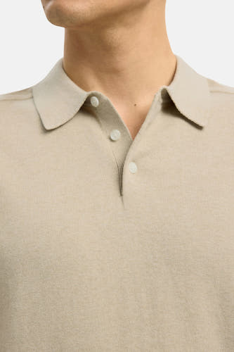 Polo beige à manches courtes de SELECTED, avec des boutons blancs et une fine structure en côtes.