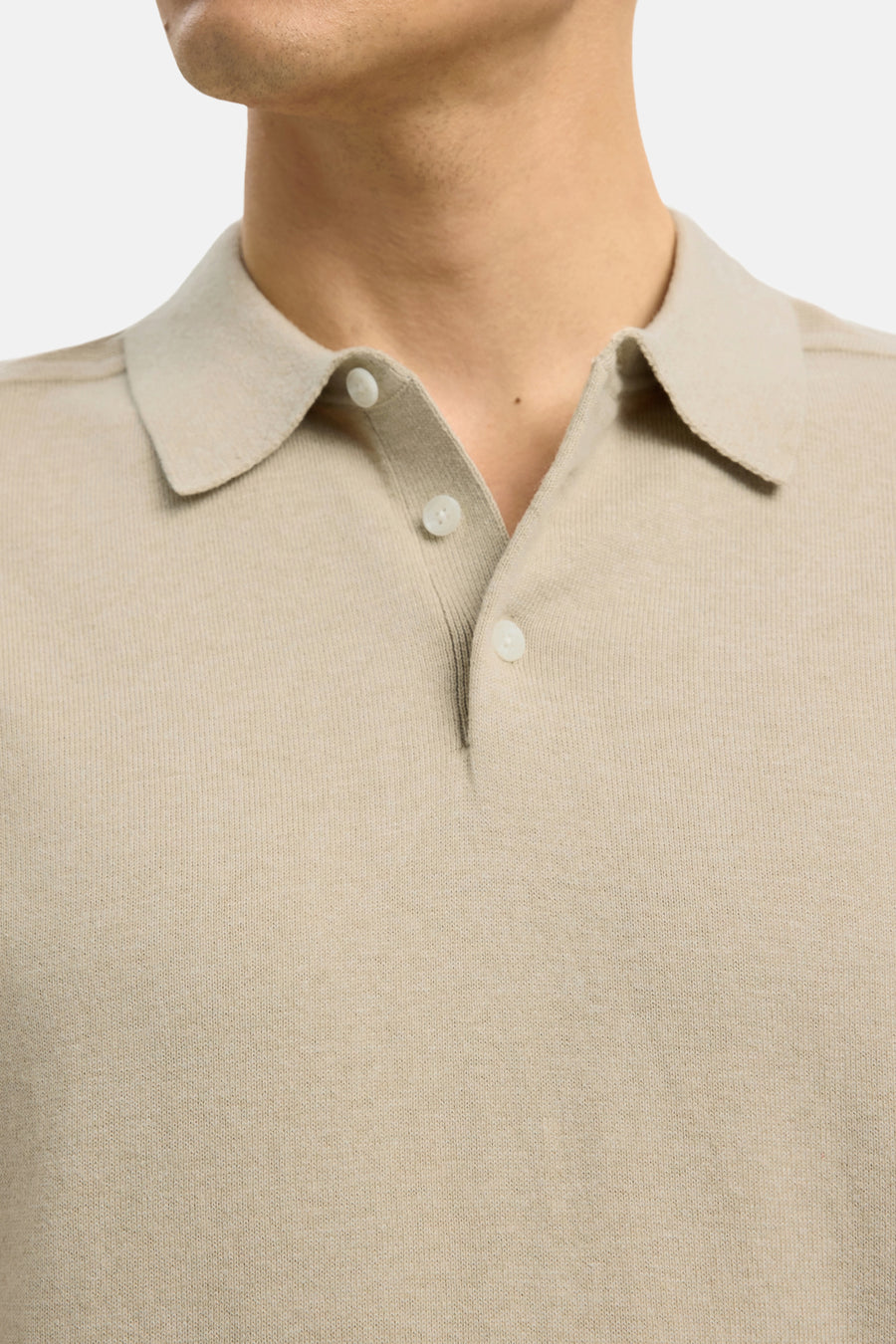 Polo beige à manches courtes de SELECTED, avec des boutons blancs et une fine structure en côtes.