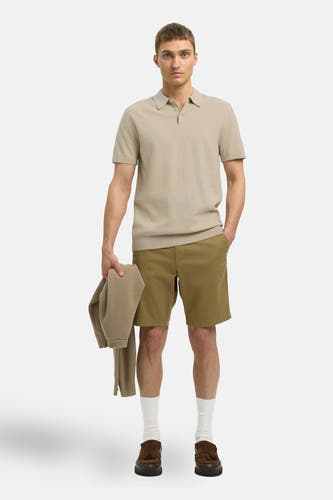 Polo beige à manches courtes de SELECTED, porté avec des shorts kaki, des chaussettes blanches et des loafers marrons.