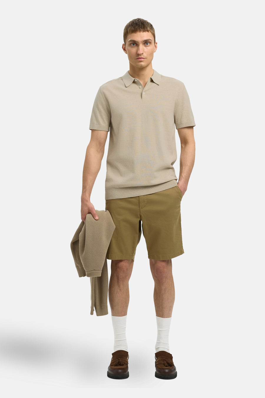 Polo beige à manches courtes de SELECTED, porté avec des shorts kaki, des chaussettes blanches et des loafers marrons.