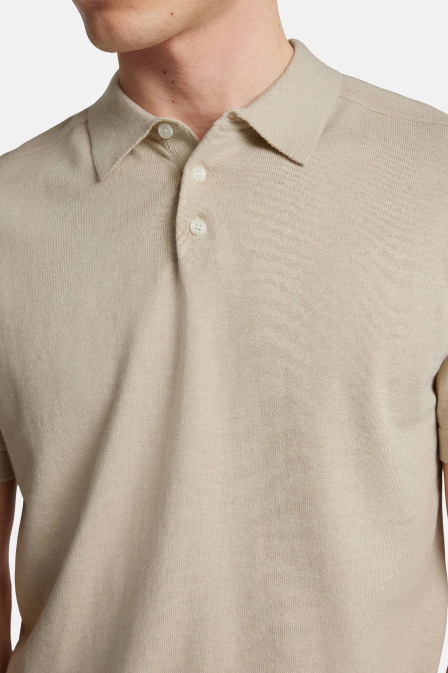 Polo beige à manches courtes de SELECTED, avec une douce texture et un col classique.