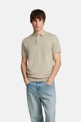 Polo beige à manches courtes de SELECTED, porté avec un jean bleu clair.