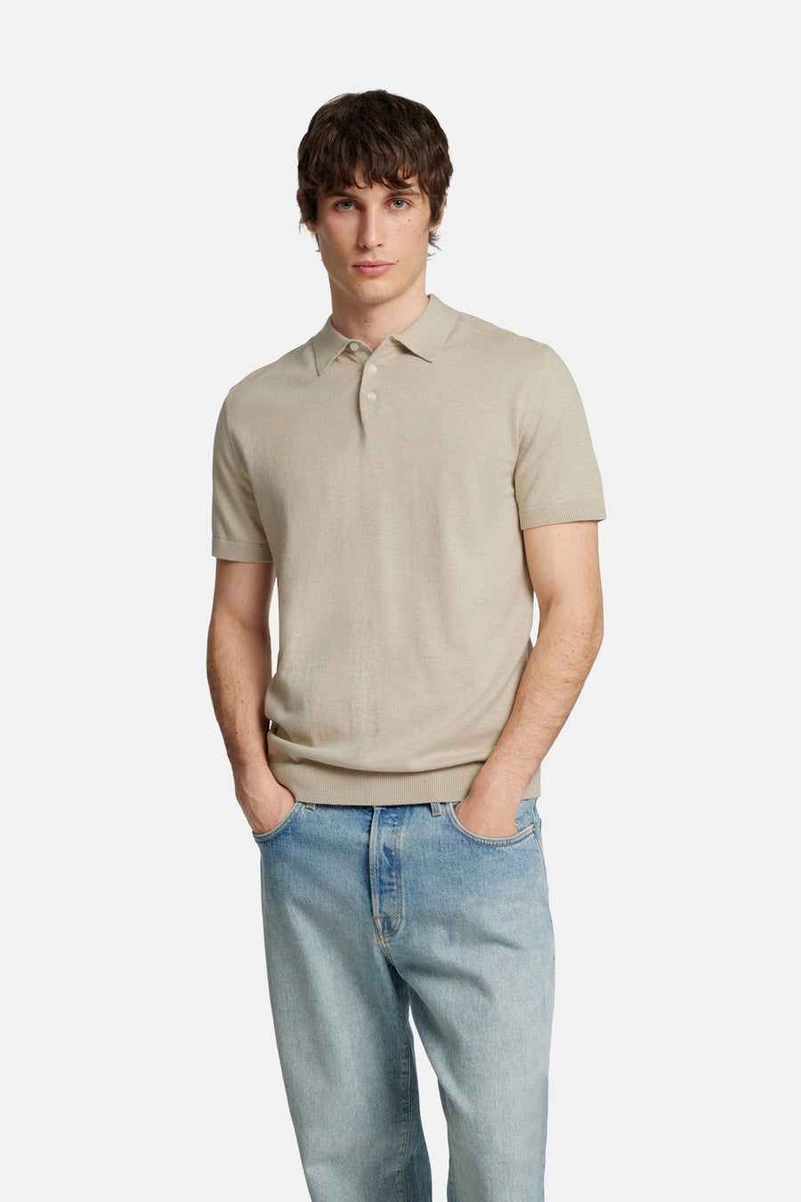 Polo beige à manches courtes de SELECTED, porté avec un jean bleu clair.