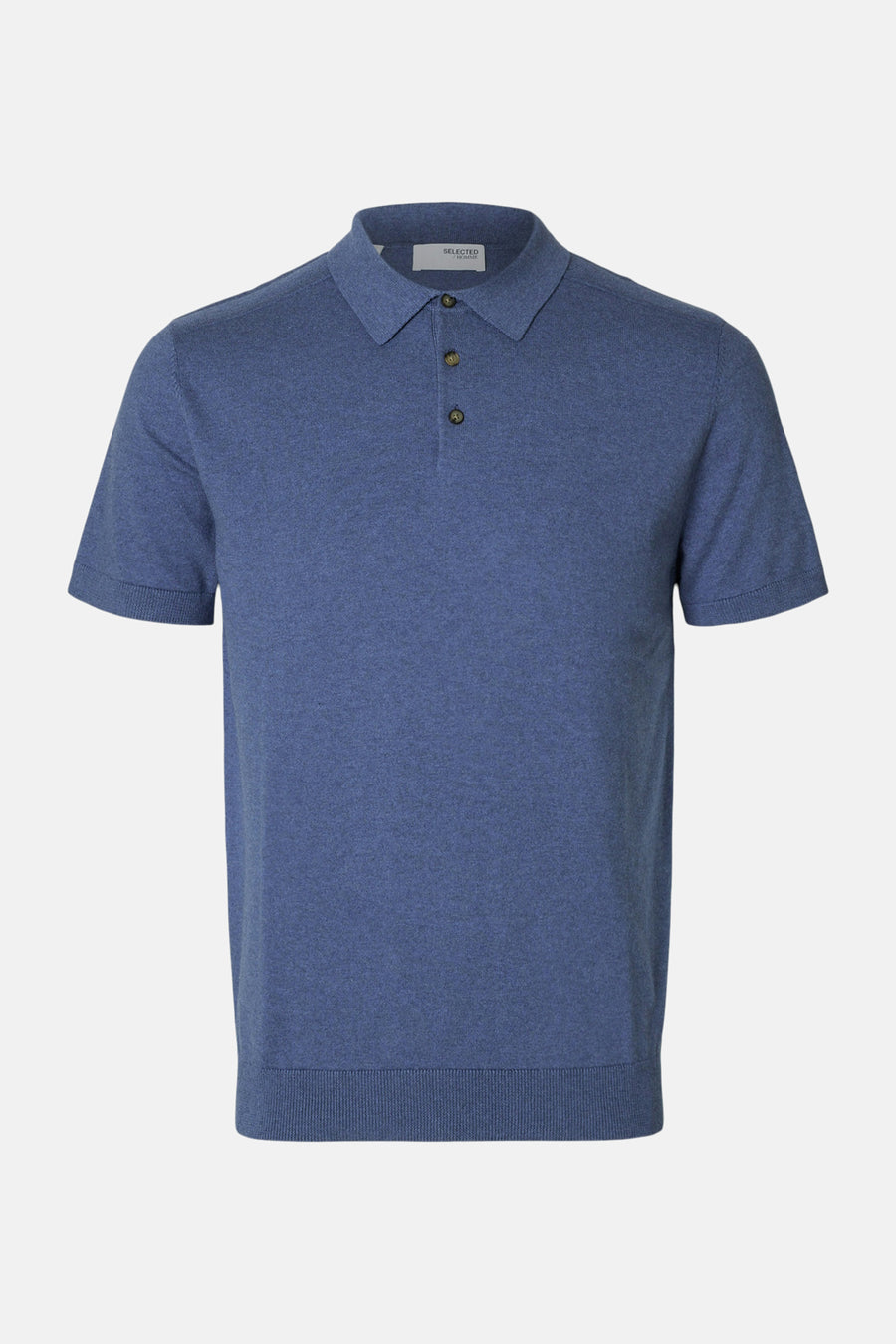 Polo bleu à manches courtes de SELECTED, avec une texture tricotée, un col classique et trois boutons.