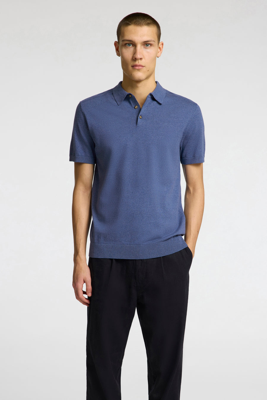 Blauwe polo met korte mouwen van SELECTED, met een gebreide textuur, klassieke kraag en drie knopen.