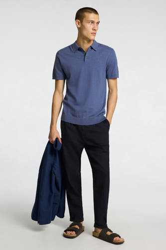 Polo bleu à manches courtes de SELECTED, avec ourlet et poignets côtelés, porté avec un pantalon noir.