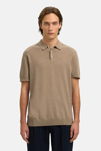 Polo marron à manches courtes de SELECTED, combinée avec un pantalon bleu foncé et des mocassins noirs.