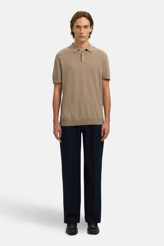 Bruine polo met korte mouwen van SELECTED, gecombineerd met een donkerblauwe pantalon en zwarte loafers.
