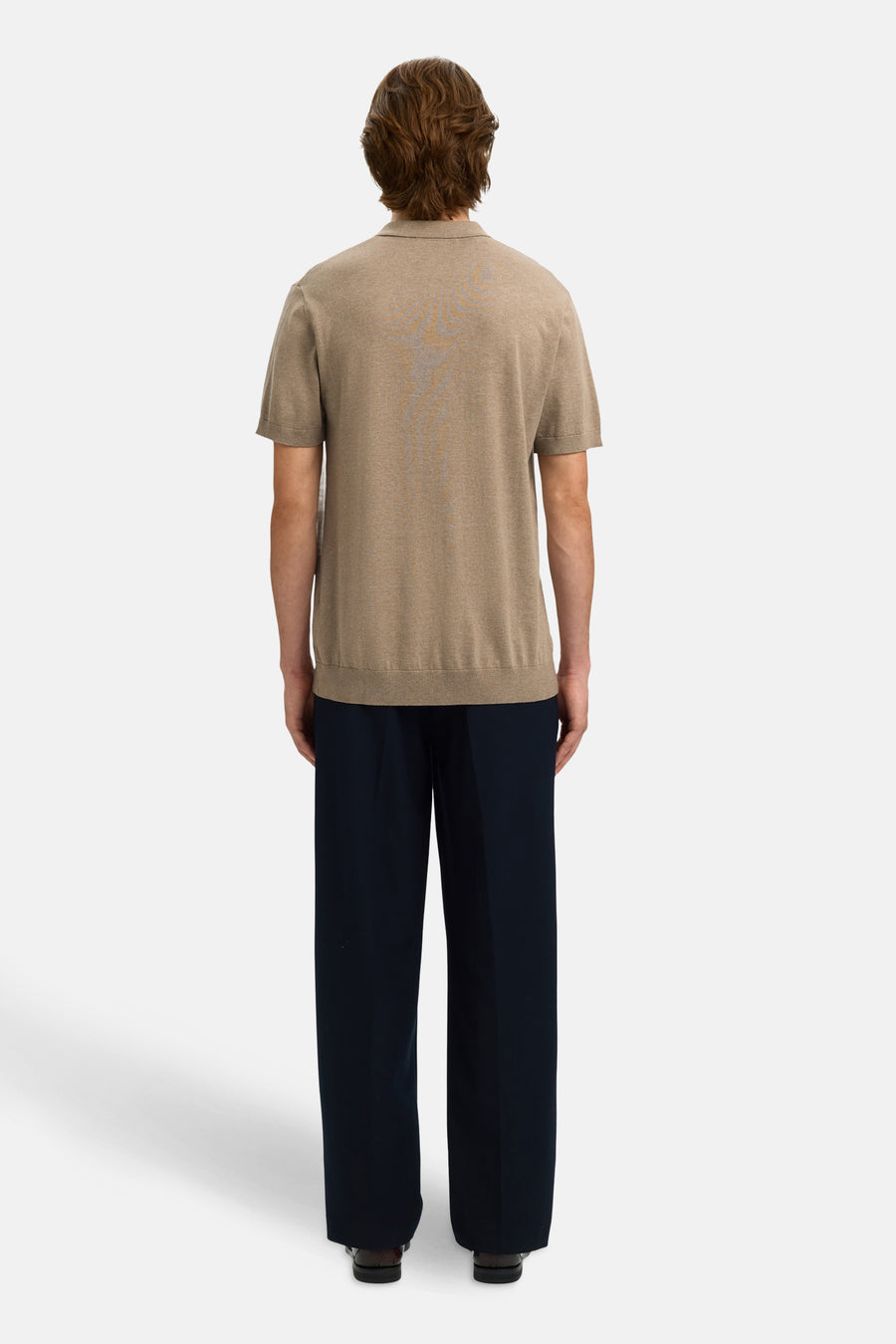 Polo marron à manches courtes de SELECTED, vue de dos, avec un pantalon bleu foncé et des chaussures marron.