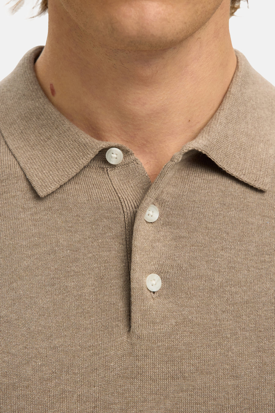 Polo marron à manches courtes de SELECTED, avec une texture subtile et des boutons blancs.