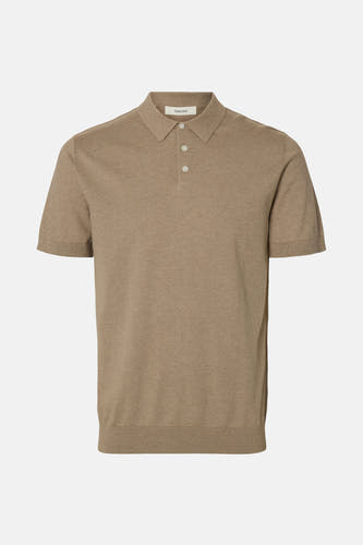 Polo à manches courtes marron de SELECTED, avec une texture tricot subtile et des boutons blancs.