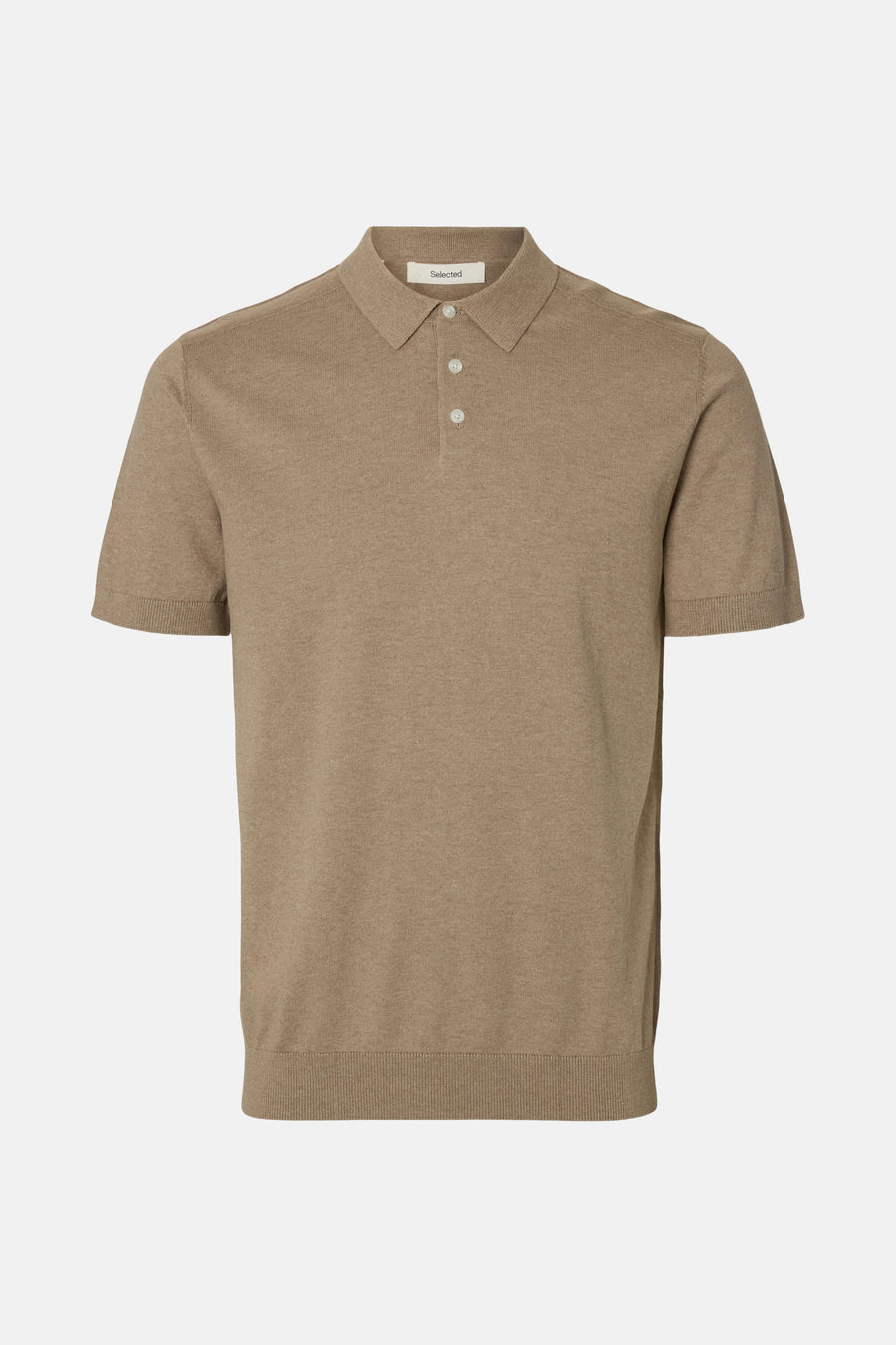 Polo à manches courtes marron de SELECTED, avec une texture tricot subtile et des boutons blancs.