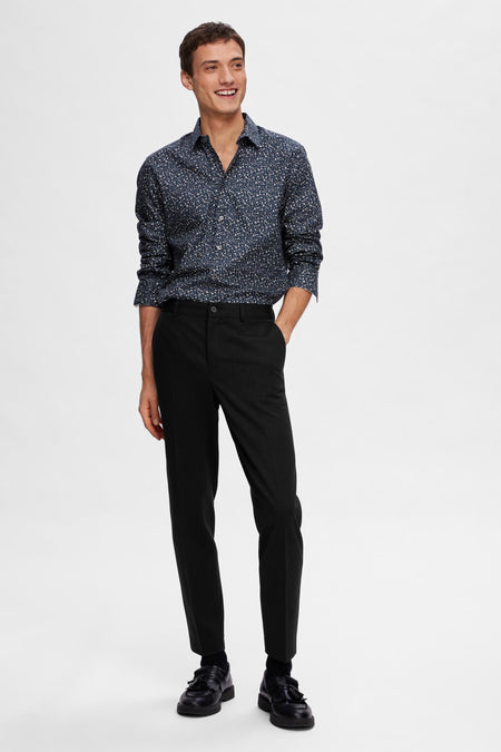 Pantalon de costume noir SELECTED, combiné avec une chemise à imprimé fleuri et des chaussures noires.