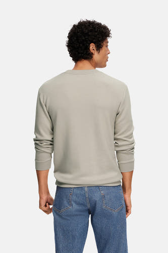 Sweater écru avec col rond de SELECTED, vu par derrière, associé à un jean bleu.