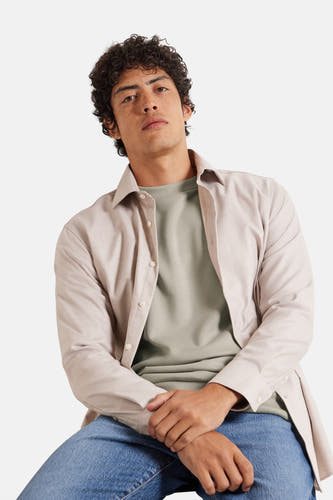 Gilet écru de SELECTED, avec col rond et porté sous une chemise beige à manches longues.