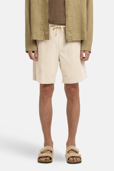 Short écru de SELECTED, avec un cordon de serrage et une texture velours côtelé.