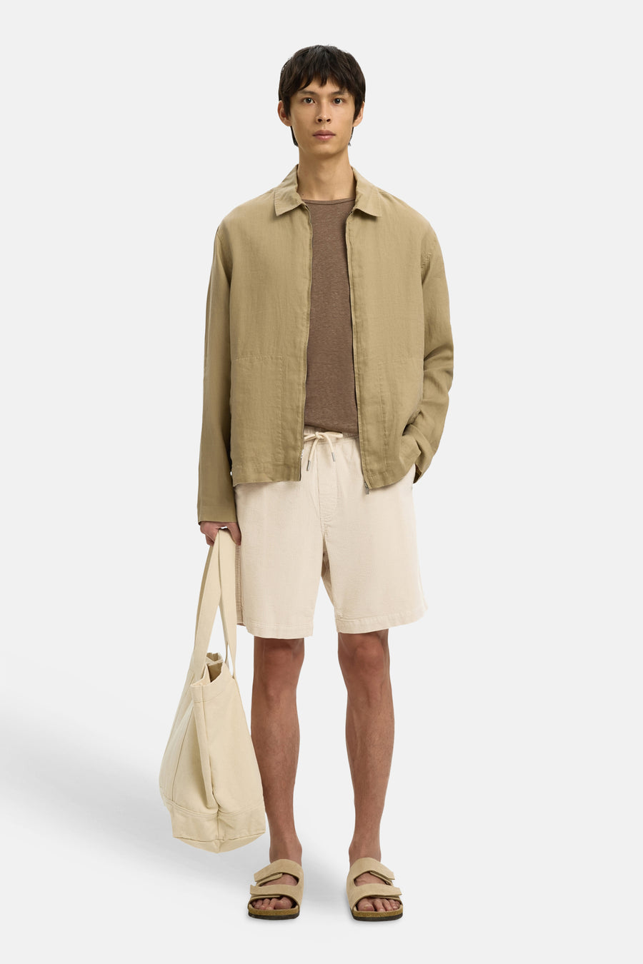 Short écru de SELECTED, avec cordon de serrage et subtile structure côtelée, combiné avec une veste kaki et une chemise marron.