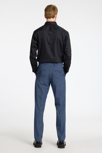 Chemise noire à manches longues de SELECTED, vue de derrière, avec un pantalon bleu et des chaussures noires.