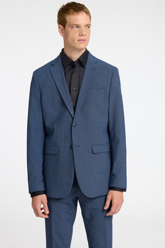 Chemise noire à manches longues de SELECTED, portée sous un manteau bleu.
