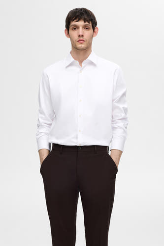Chemise blanche à manches longues de SELECTED, associée à un pantalon marron et des chaussures noires, vue de dos.