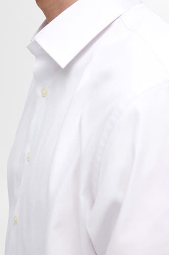 Chemise blanche à manches longues de SELECTED, avec un col classique et une fermeture à boutons visible.