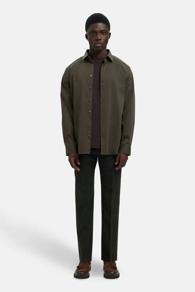 Chemise verte à manches longues de SELECTED, portée sur une chemise brune avec un pantalon coordonné et des chaussures brunes.