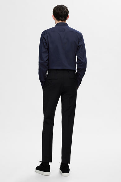 Chemise bleue à manches longues de SELECTED, portée avec un pantalon noir et des chaussures noires.