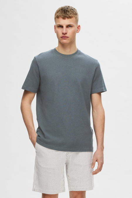T-shirt gris à manches courtes de SELECTED, porté avec des shorts rayés.