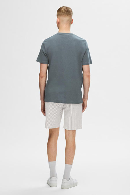 T-shirt gris à manches courtes de SELECTED, avec un design simple, porté avec des short rayés.