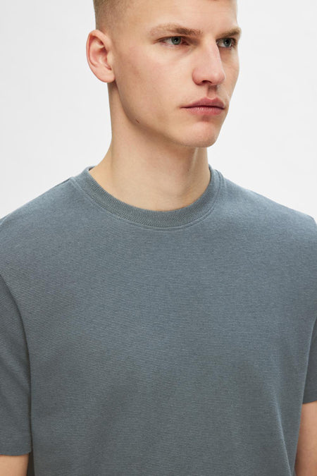 T-shirt gris à manches courtes de SELECTED, gros plan du col et du corps.